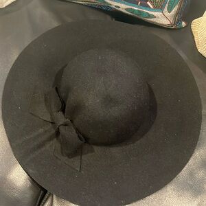 Black wool hat with bow